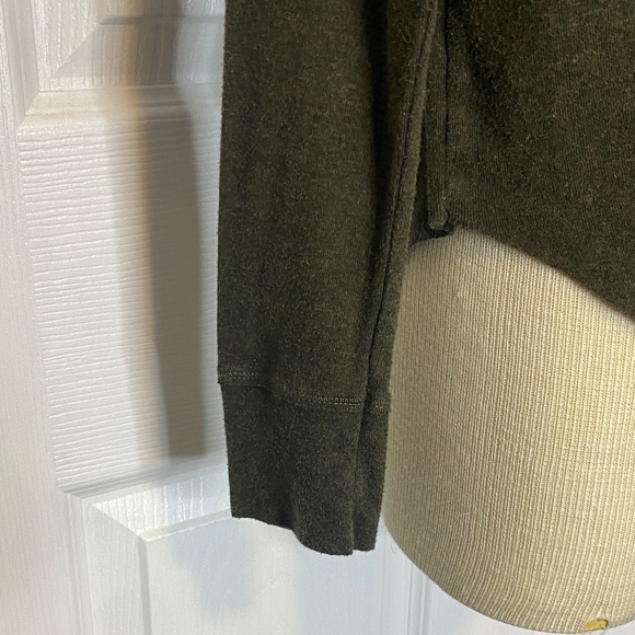 TNA Olive Raglan Long Sleeve Tee Raw Curved Hem US S - Picture 4 of 15